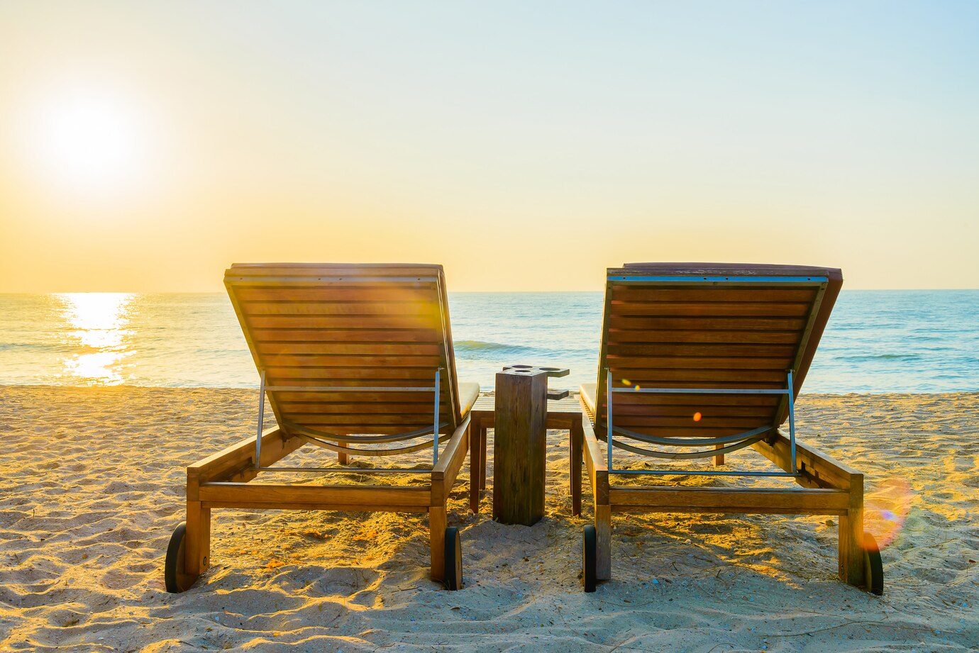 strandkamer met 2 strandstoelen en zonlicht